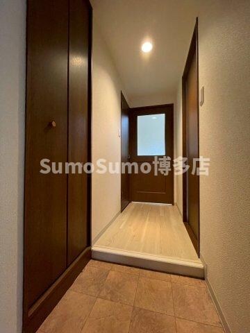 物件内観写真4　(ゆったりとした玄関です)