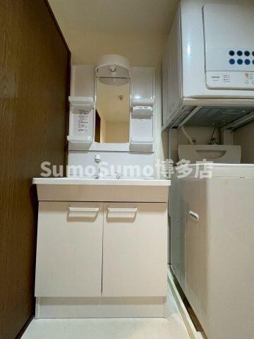 物件内観写真8　(独立洗面化粧台が付いています)