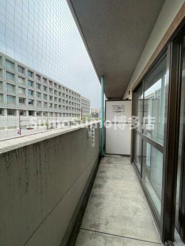 物件内観写真11　(開放的で明るい空間を演出してくれるバルコニーです)