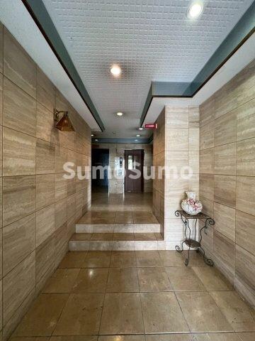 物件外観写真3　(落ち着いたロビーです)