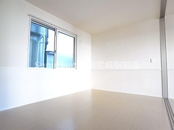 寝室(落ち着いて過ごせるお部屋なので、寝室にいかがでしょうか)