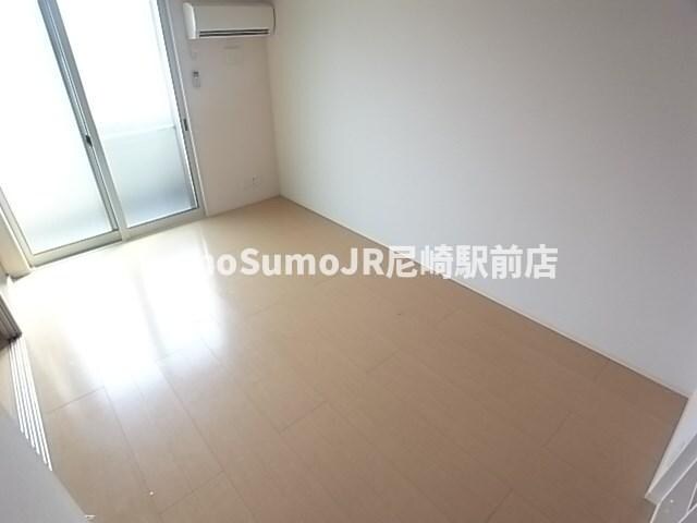 物件内観写真4　(おしゃれな居間です)