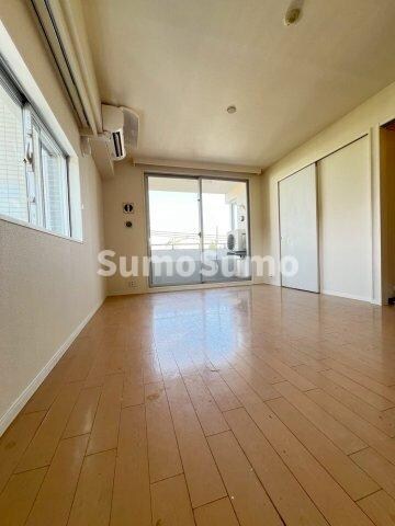 物件内観写真21　(こちらのリビングで趣味の時間をお楽しみください)