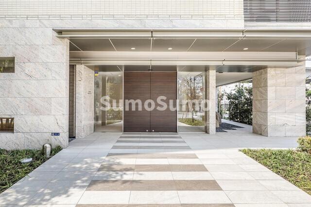 物件外観写真2　(ゆとりのあるエントランスです)