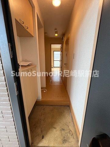 物件内観写真4　(ゆったりとした玄関です)