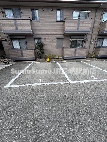 物件外観写真3　(駐車場があるので、車を買う予定の方も安心です)