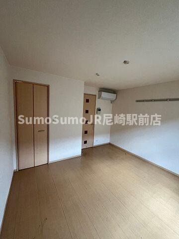 物件内観写真7　(広くて明るい寝室)