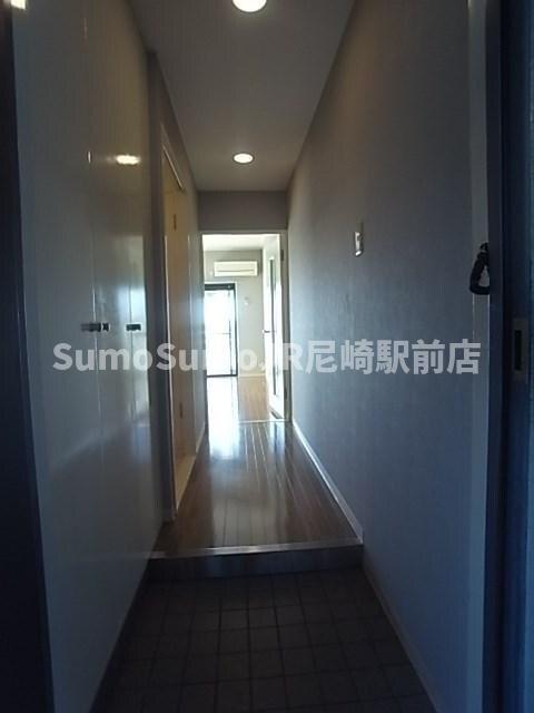 物件内観写真6　(ゆったりとした玄関です)