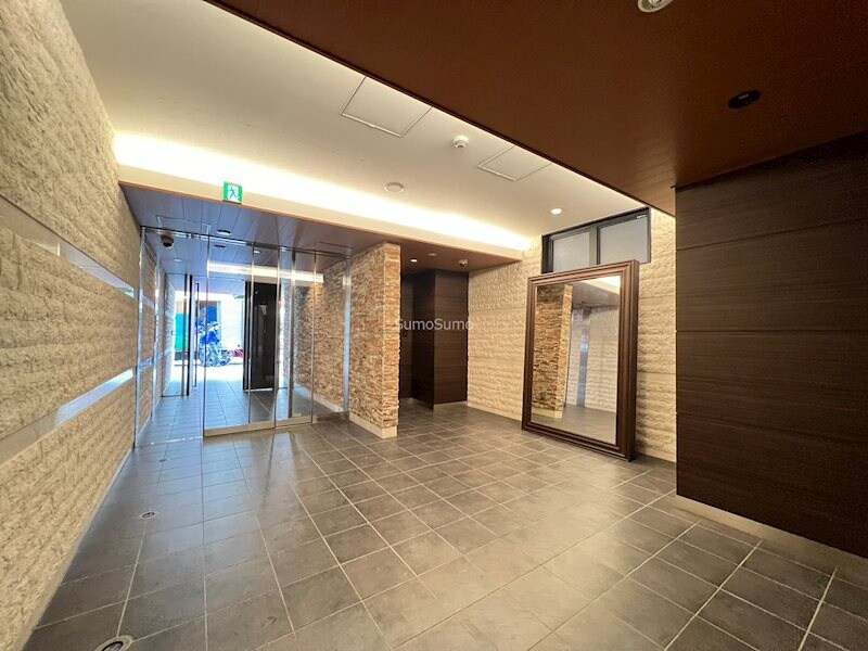 物件外観写真3　(ゆとりのあるロビーです)