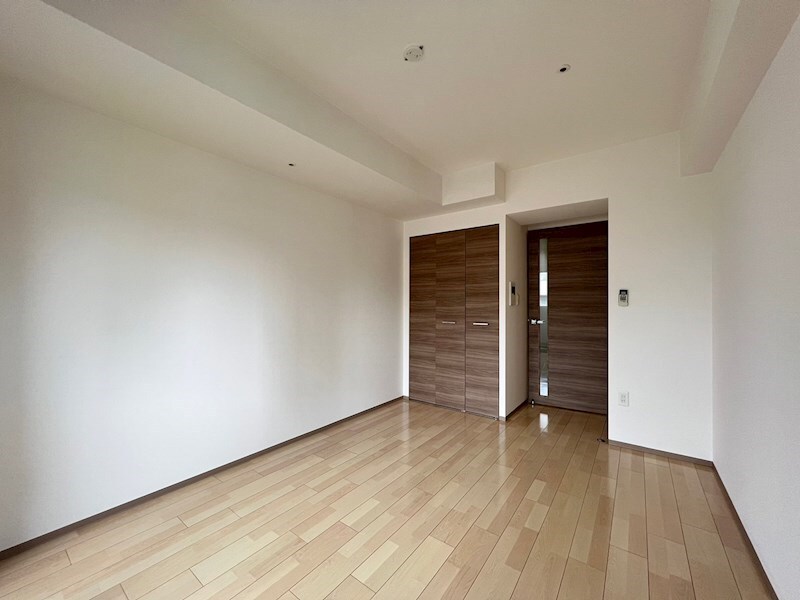 物件内観写真7　(落ち着いた色調の寝室です)