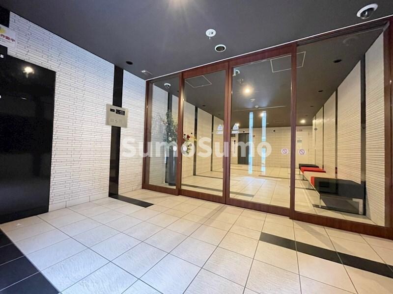 物件外観写真2　(ゆとりのあるエントランスです)