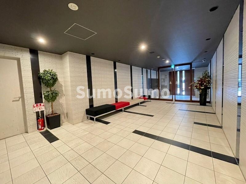 物件外観写真3　(ゆとりのあるロビーです)