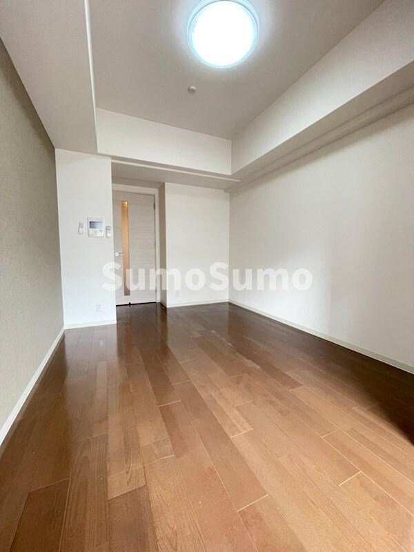 物件内観写真7　(広くて明るい寝室)