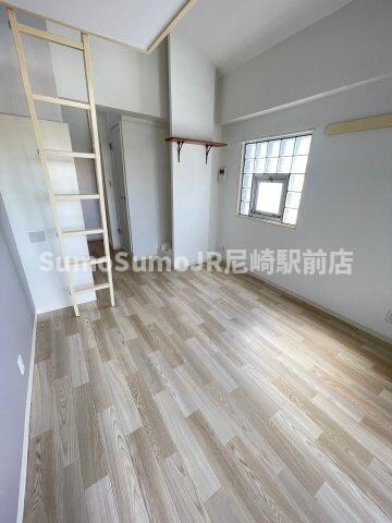 物件内観写真6　(ゆったりとした居間です)