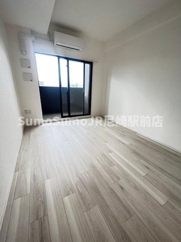 居室(こちらの居間で趣味の時間をお楽しみください)