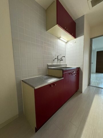 物件内観写真7　(コンパクトなキッチンで掃除もラクラク)