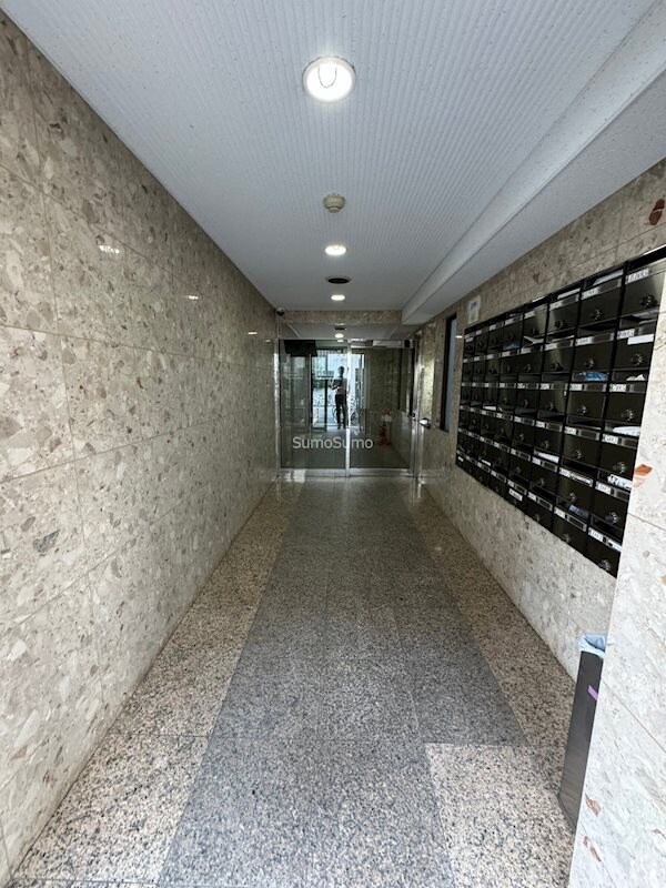 物件外観写真3　(ゆとりのあるロビーです)