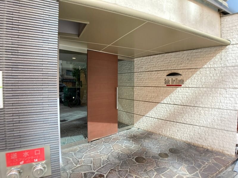 物件外観写真2　(清潔なエントランスです)