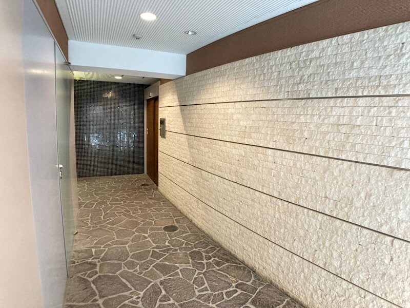 物件外観写真3　(落ち着いたロビーです)