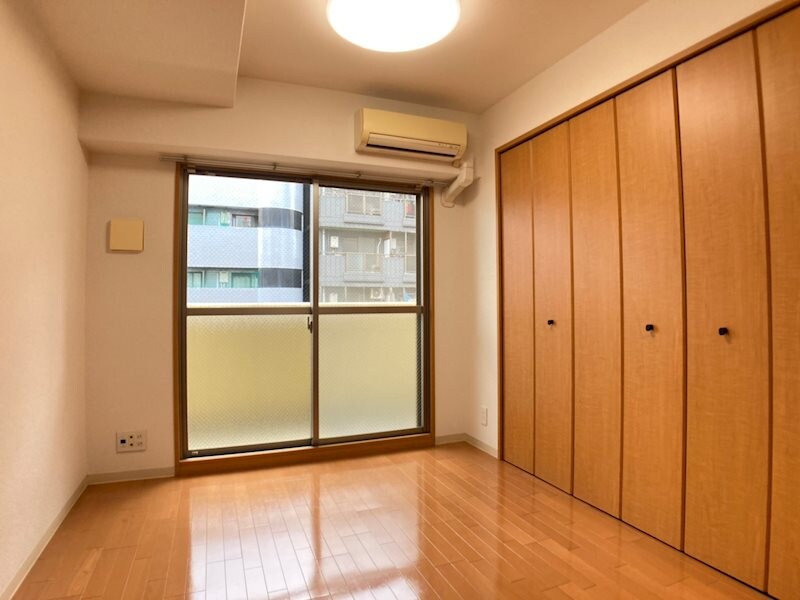 物件内観写真7　(落ち着いた色調の寝室です)