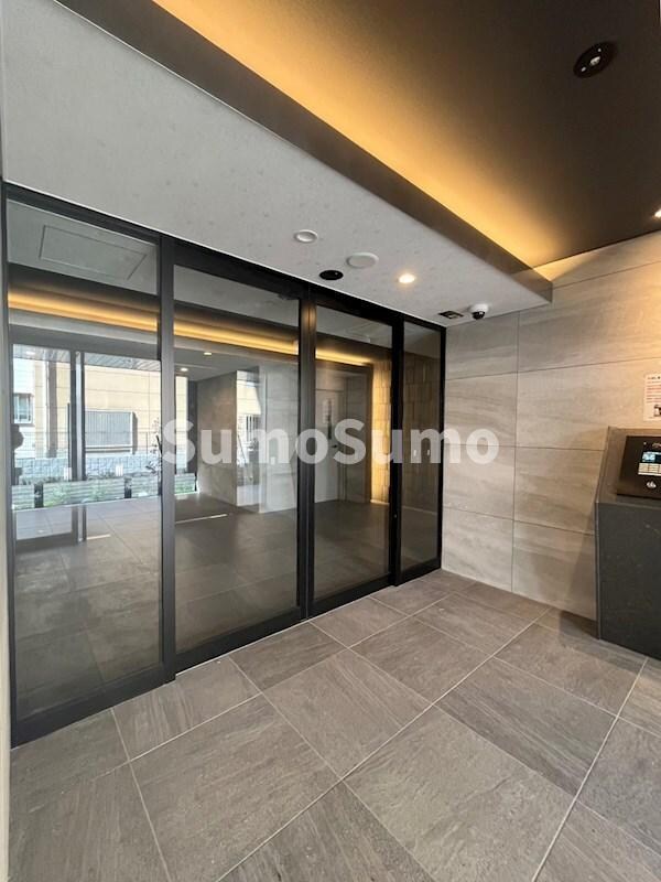 物件外観写真2　(清潔なエントランスです)