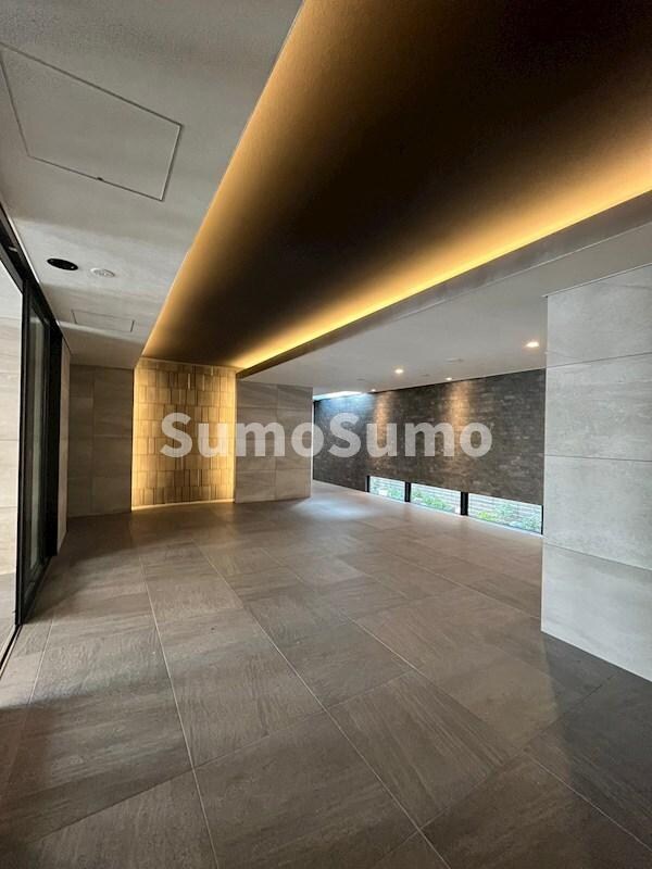 物件外観写真3　(落ち着いたロビーです)