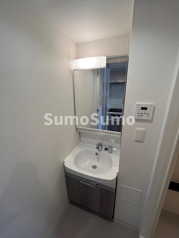 物件内観写真12　(ゆったりとスペースのある洗面所)