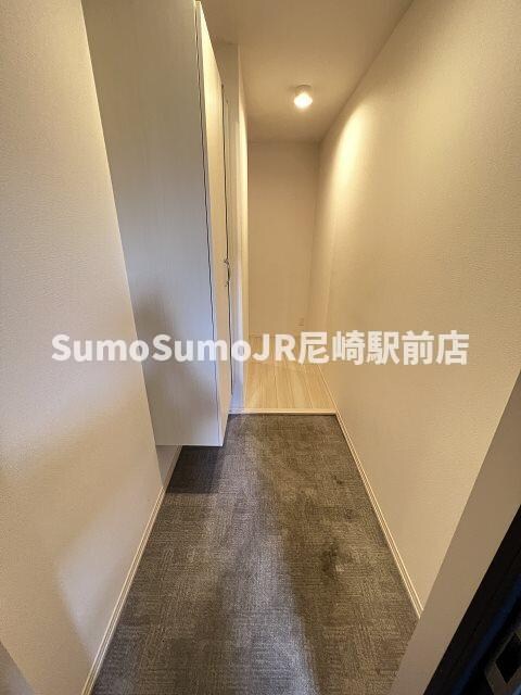 物件内観写真2　(収納もある玄関です)