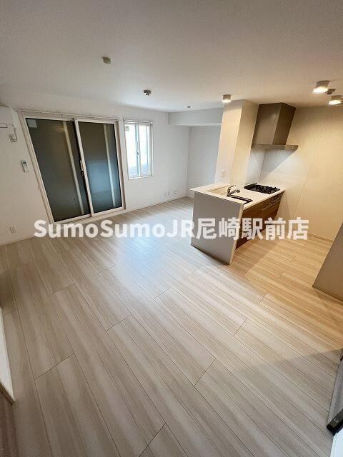 物件内観写真3　(こちらの居間で趣味の時間をお楽しみください)