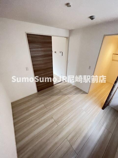 物件内観写真13　(広くて明るい寝室)