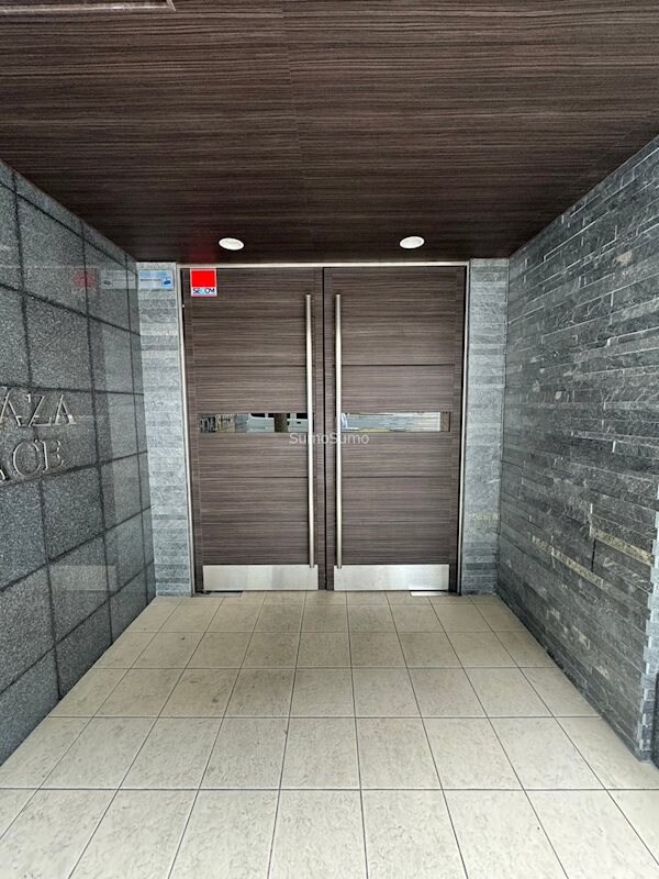 物件外観写真2　(ゆとりのあるエントランスです)