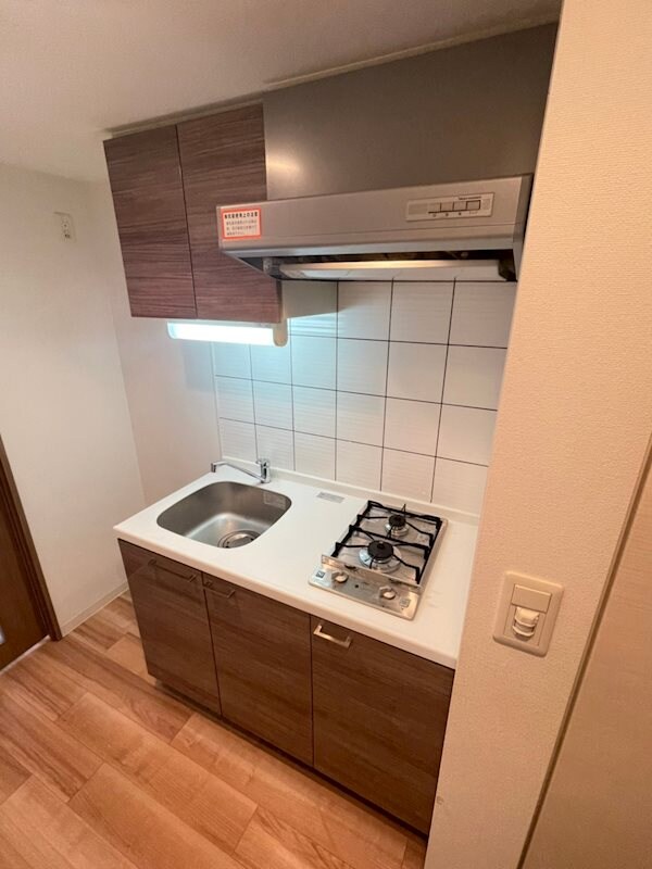 物件内観写真7　(コンパクトなキッチンで掃除もラクラク)