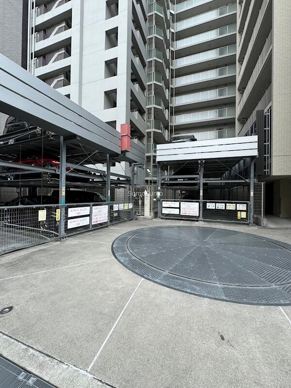 物件外観写真4　(車をお持ちの方に嬉しい駐車場付きの物件です)