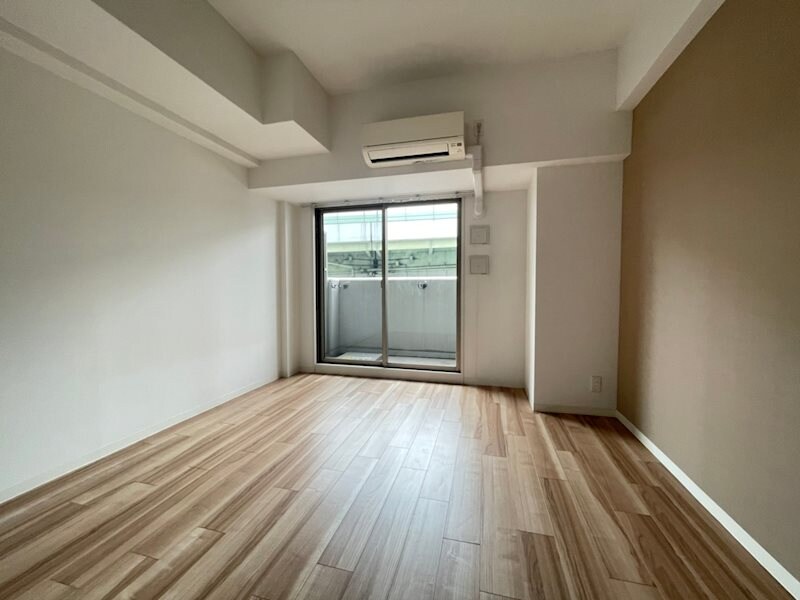 物件内観写真8　(落ち着いた色調の寝室です)