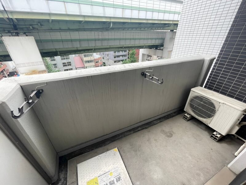 物件内観写真10　(開放的で明るい空間を演出してくれるバルコニーです)