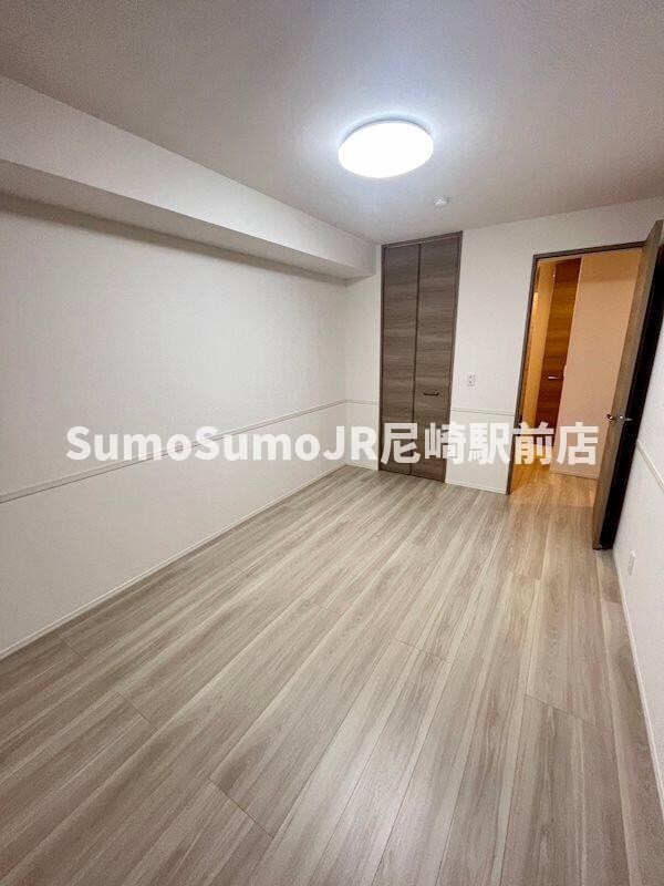 物件内観写真6　(広くて明るい寝室)