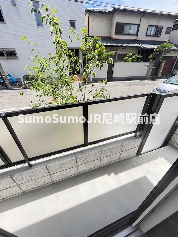 バルコニー(開放的で明るい空間を演出してくれるバルコニーです)