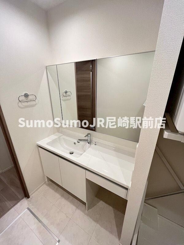 物件内観写真10　(独立洗面台で身支度をすべて済ませてしまいましょう)