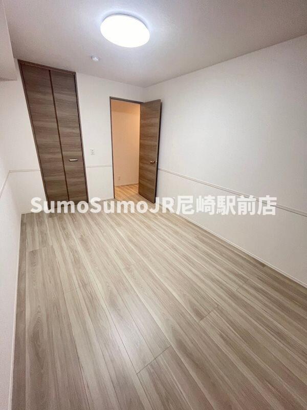 物件内観写真21　(こちらの居間で趣味の時間をお楽しみください)