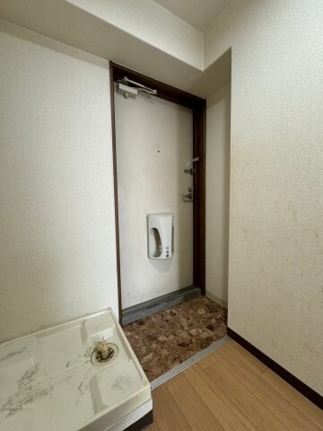 物件内観写真4　(ゆったりとした玄関です)