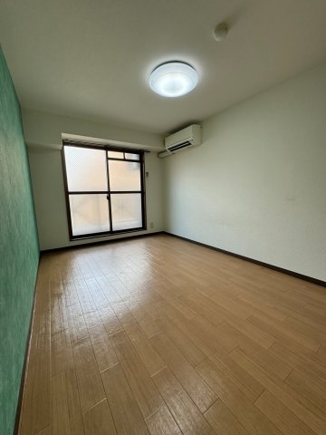 物件内観写真5　(ゆったりとしたリビングです)