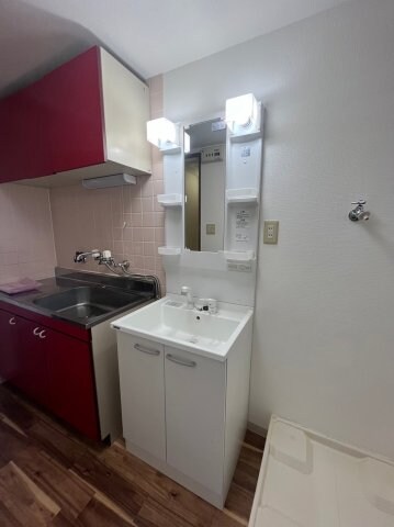 物件内観写真11　(明るい洗面所です)