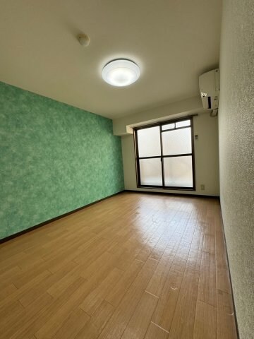 物件内観写真16　(こちらのリビングで趣味の時間をお楽しみください)