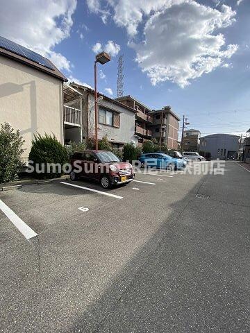 物件外観写真2　(車をお持ちの方に嬉しい駐車場付きの物件です)