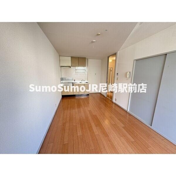 物件内観写真5　(ゆったりとした居間です)