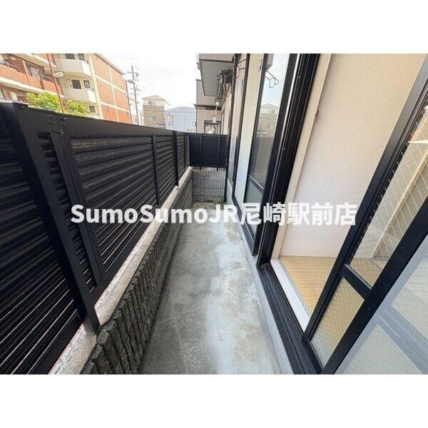 物件内観写真11　(開放的で明るい空間を演出してくれるバルコニーです)