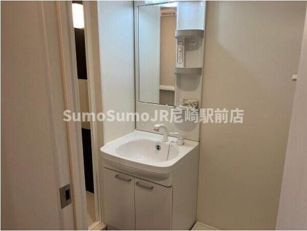 物件内観写真26　(広い洗面スペース)