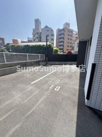 物件外観写真2　(駐車スペースもあります)