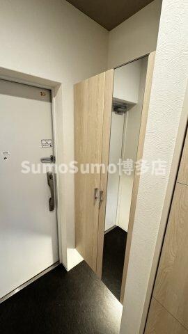 物件内観写真5　(収納もある玄関です)