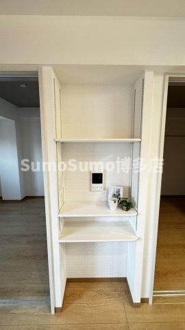 物件内観写真10　(ちょっとした収納スペースも充実しています)